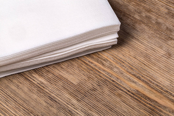 serviette en papier blanc sur la table
 - Photo, image