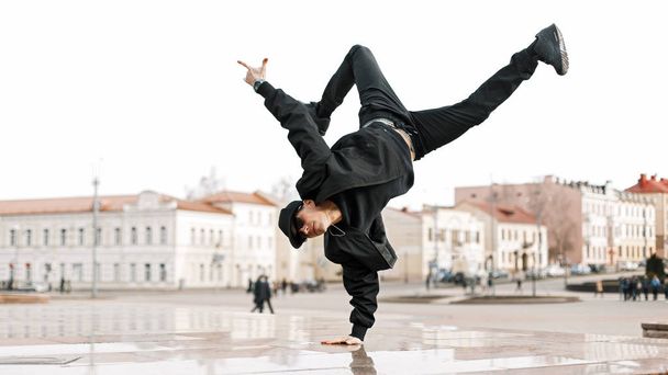 ハンサムな若いダンサーの男性ダンサーを都市の実行します。 - 写真・画像