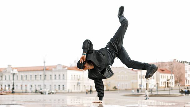 Performance de la danse d'un jeune homme élégant en vêtements noirs
 - Photo, image
