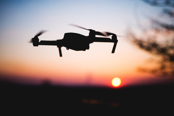 Drohnenflug bei Sonnenuntergang - Foto, Bild