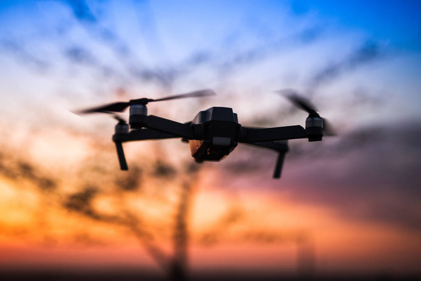 Drone πετώντας στο ηλιοβασίλεμα - Φωτογραφία, εικόνα