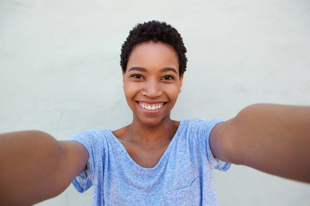 μαύρη γυναίκα λαμβάνοντας selfie - Φωτογραφία, εικόνα