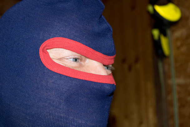 Maske ile erkek terörist suçlusu - Fotoğraf, Görsel