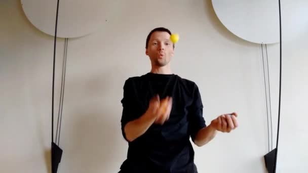 Speedup jongleur. Grappig show met jongleren man - Video