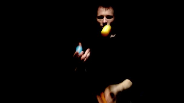 Getalenteerd man jongleren met kleur ballen - Video