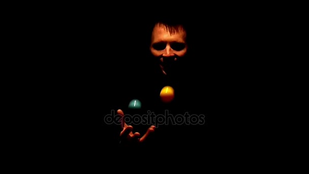 Таинственный жонглирующий человек в темноте. Акробатическое шоу на черном фоне
. - Кадры, видео