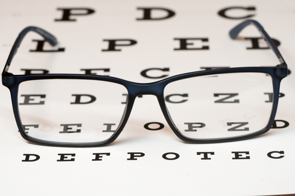 Lesen schwarzer Brillen und Augen Chart Nahaufnahme - Foto, Bild