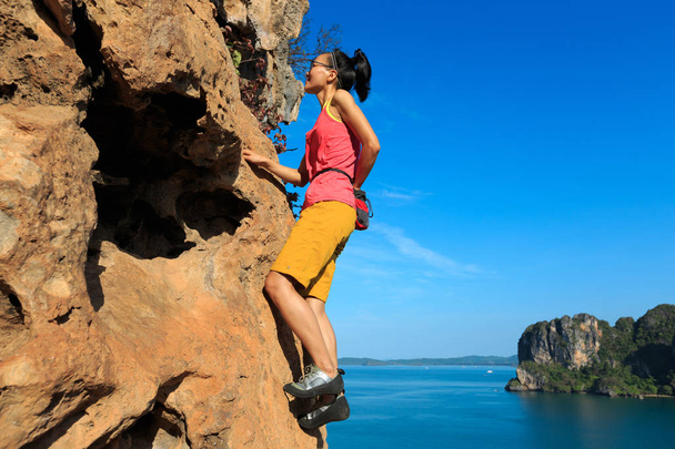 mladá žena, lezení - Fotografie, Obrázek