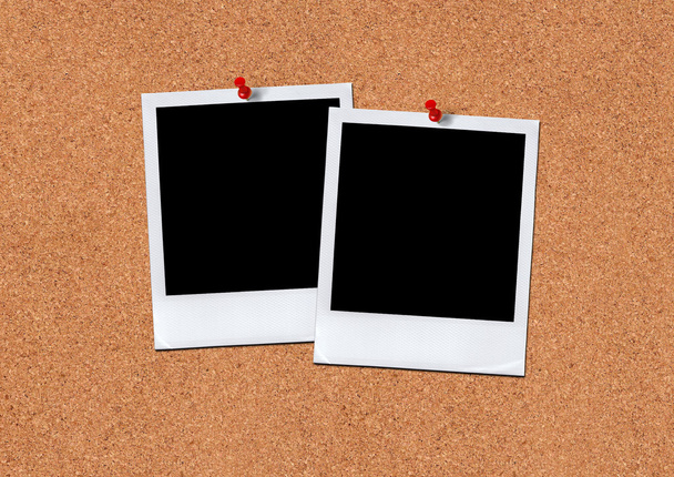 Kaksi polaroidit eristetty punainen tappi
 - Valokuva, kuva