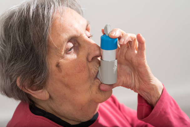 Seniorin mit Asthma-Inhalator - Foto, Bild