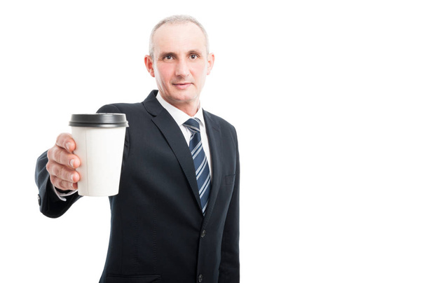 Mutatja a csésze kávé elegáns férfi portréja - Fotó, kép