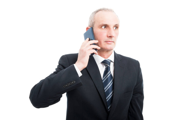 Портрет старшего элегантного человека, разговаривающего по телефону
 - Фото, изображение