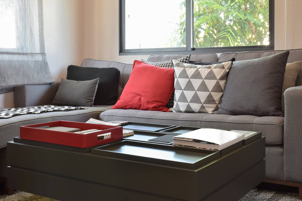 moderne woonkamer design met rode en grijze kussens op de Bank - Foto, afbeelding