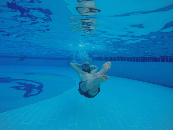 Egy szakállas férfi. Szakállas férfi úszás a medencében. - Fotó, kép