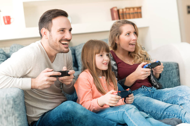 遊び心のある家族のビデオゲームをプレイ  - 写真・画像