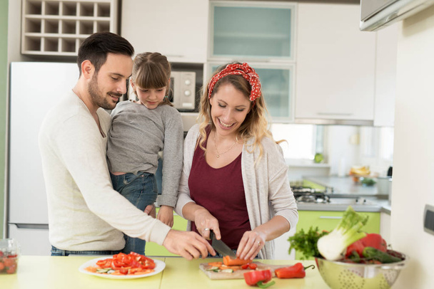 Семья готовит обед на кухне
 - Фото, изображение