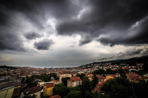 tormenta sobre la ciudad de Trieste
 - Foto, Imagen