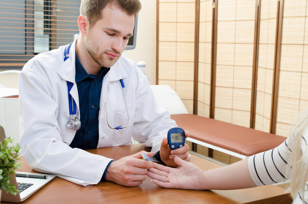 Лікар вимірювання цукру в крові для пацієнта з діабетом
 - Фото, зображення