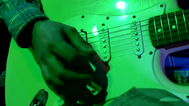 Člověk hraje sólovou kytaru - Záběry, video
