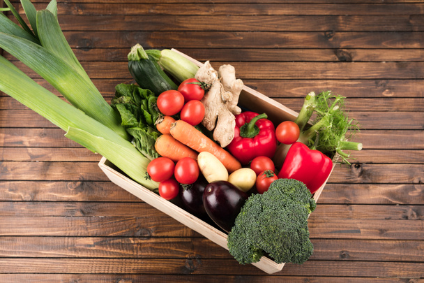 fresh seasonal vegetables in box - Foto, afbeelding