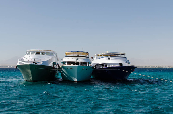 Tres yates en el mar, Hurghada, Egipto
 - Foto, imagen