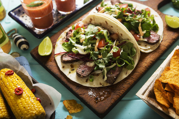 Sığır eti biftek ve salata ile Meksika ekmeği - Fotoğraf, Görsel