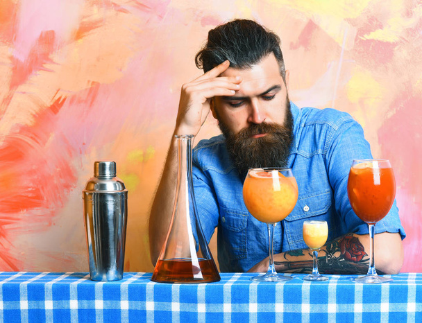 Brutal caucasian hipster with alcoholic cocktails and bar stuff - Foto, Imagen