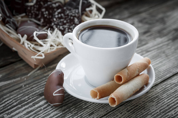Café, pequeno-almoço. Xícara de café com biscoitos
 - Foto, Imagem