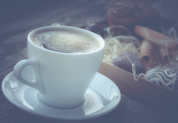 Перерва на каву, сніданок. Чашка кави з печивом
 - Фото, зображення