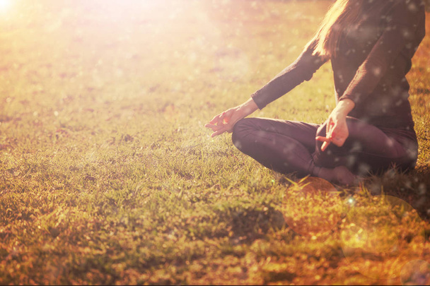 женщина практикует утреннюю медитацию в природе
  - Фото, изображение