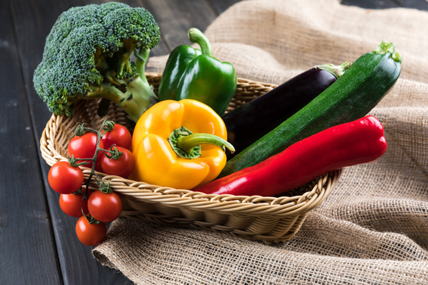 свежие овощи в корзине  - Фото, изображение