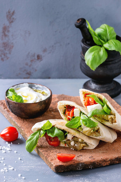 Pita bread sandwiches with vegetables - Foto, afbeelding