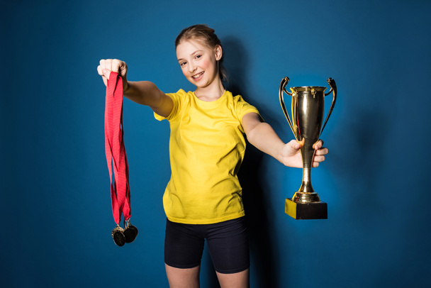dívka s medailí a trofejí  - Fotografie, Obrázek