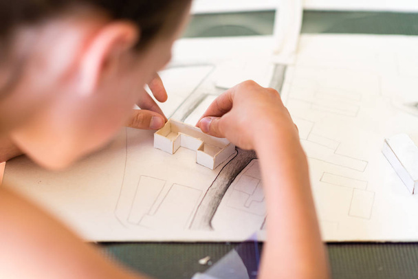 Young girl on the course of architectural design for children - Foto, Imagen