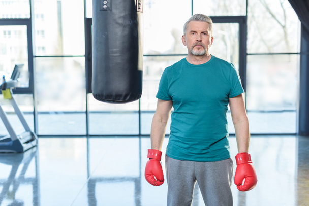 старший спортсмен в боксёрских перчатках
 - Фото, изображение