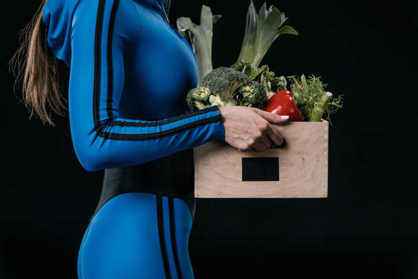 Sportswoman with fresh vegetables  - Foto, afbeelding