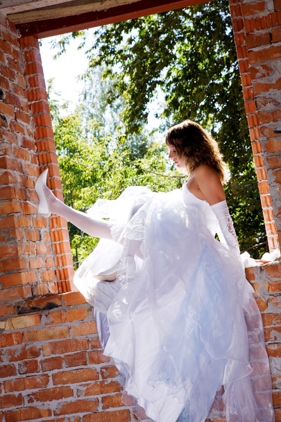 Bride in building site - Foto, immagini