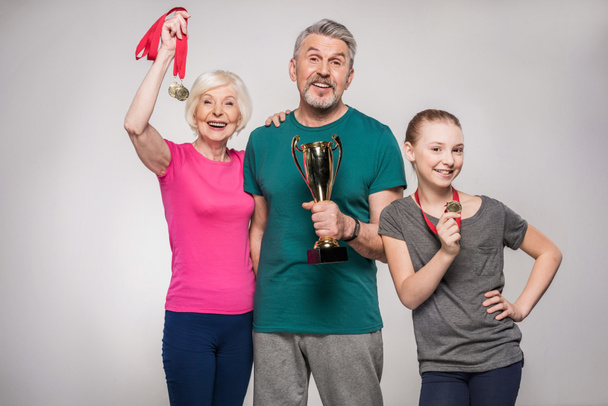Sportowy rodziny z trofeum  - Zdjęcie, obraz