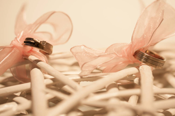 Anillos de boda y decoración
 - Foto, imagen