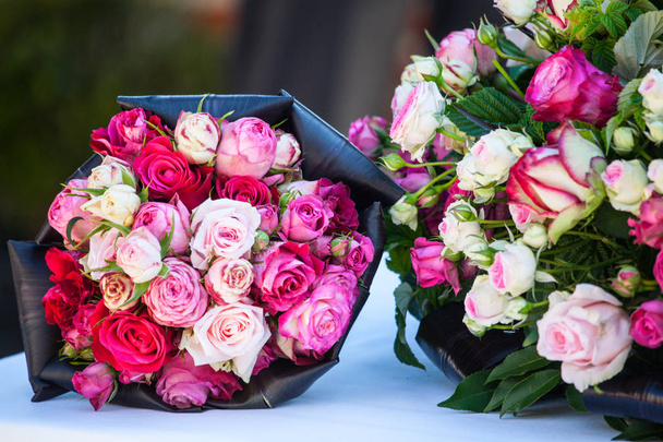 Квіткові прикраси з рожевими та білими квітами
 - Фото, зображення