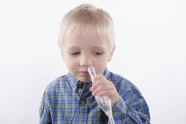 少年と鼻水吸引器 - 写真・画像