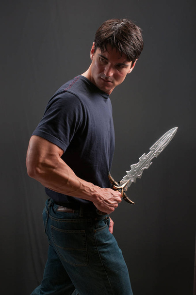 el espeluznante guerrero sostiene una espada
 - Foto, imagen