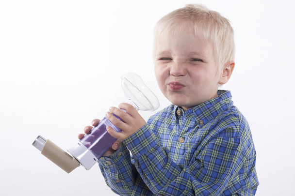 poika ja astma inhalaattori
 - Valokuva, kuva