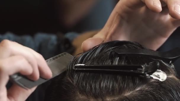 Man combing hair at the barbershop - Filmmaterial, Video