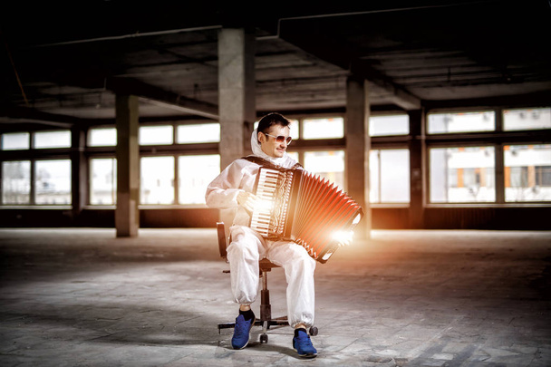 Музыкант, играющий гармоника - Фото, изображение