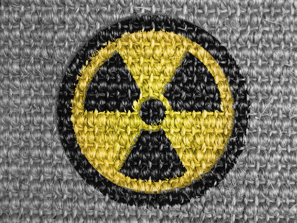 Symbole de rayonnement nucléaire peint sur tissu gris
 - Photo, image