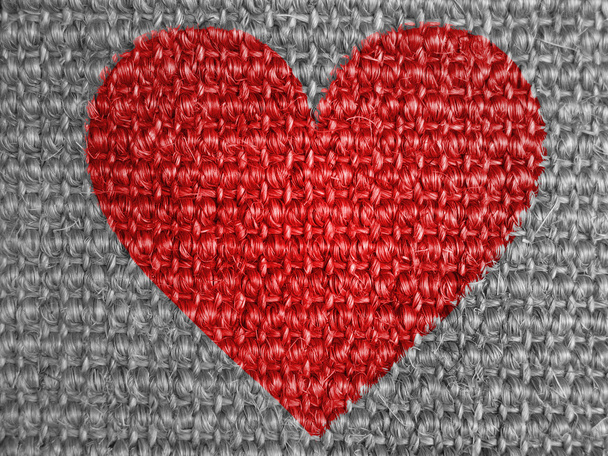 κόκκινη καρδιά σύμβολο, ζωγραφισμένη στη γκρι ύφασμα - Φωτογραφία, εικόνα