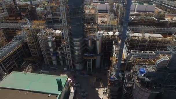 grote raffinaderij bouwplaats met pijpen  - Video