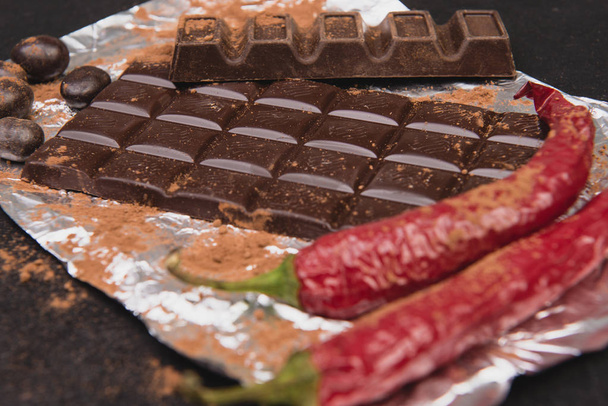 ensemble de confiseries au chocolat sur un fond sombre
 - Photo, image