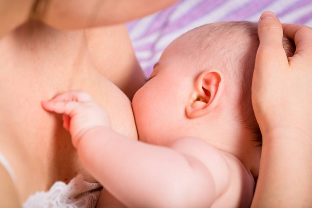 mother breast feeding baby - Fotoğraf, Görsel